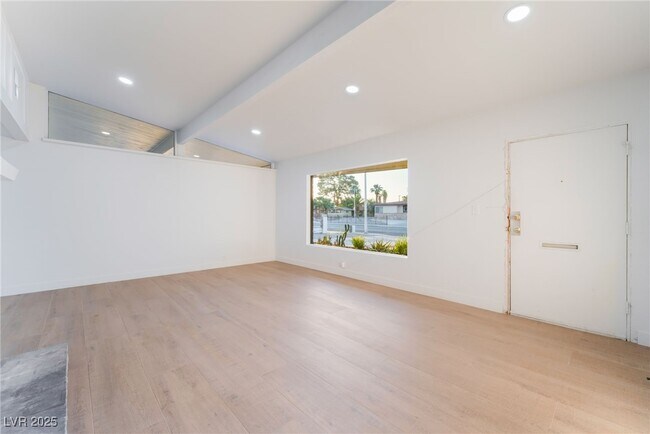 Foto del edificio - 548 E Oakey Blvd
