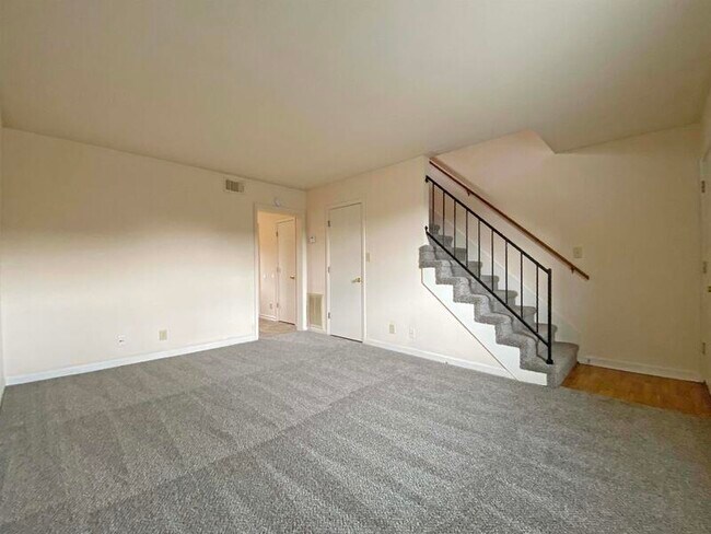 Foto del edificio - 371-3 Peabody Drive