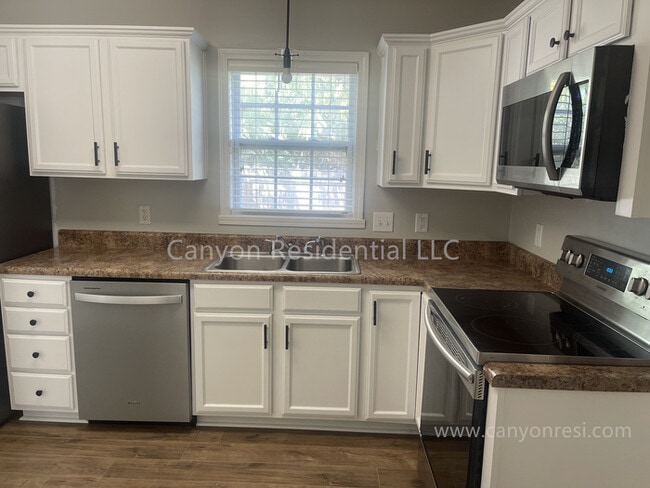 Building Photo - Beautiful 3b Room!Move in ready!