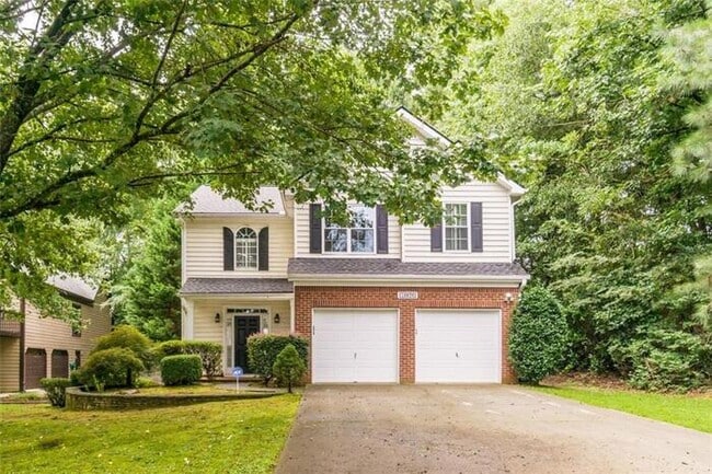 Alpharetta 4 bedroom home with large fenced in backyard - Alpharetta 4 bedroom home with large fenced in backyard