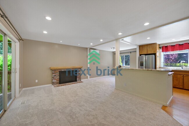 Building Photo - Expansive 4-Bedroom Sammamish Residence w/ Private Guest Suite & Included internet and landscaping.