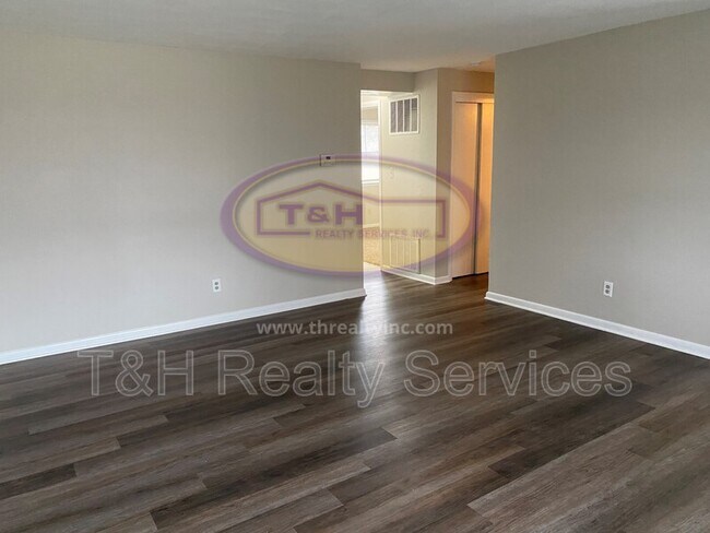 Building Photo - 4418 Hilltop Way