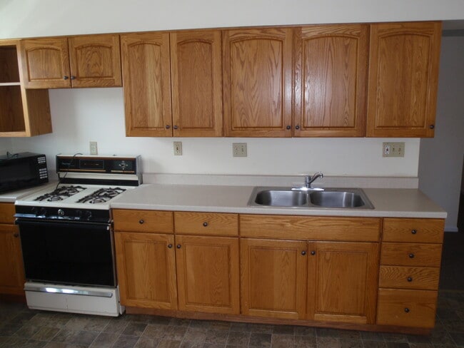 Kitchen - 98 Snow St