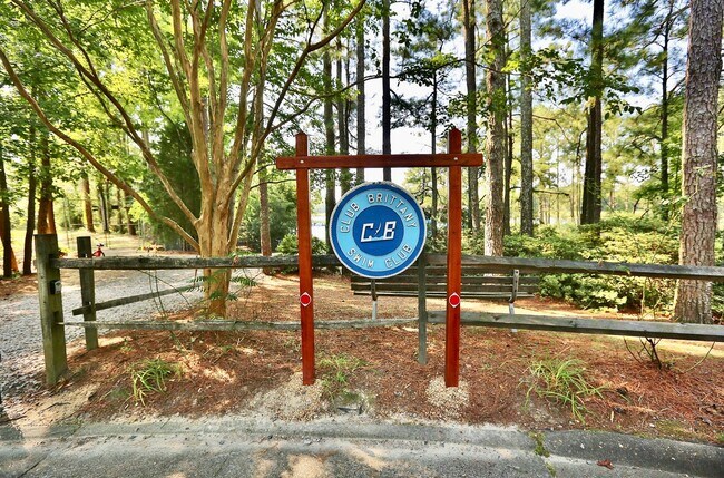 Building Photo - Waterfront Ranch Home - Excellent School Z...