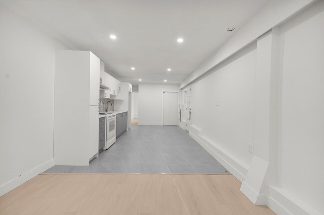 Building Photo - 128 Seventh Av