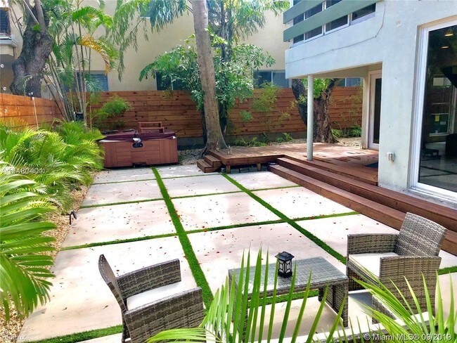Building Photo - 2 br, 2 bath Townhome - 3081 Oak Ave