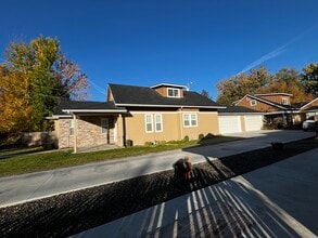 Building Photo - 4940 Willow Ln