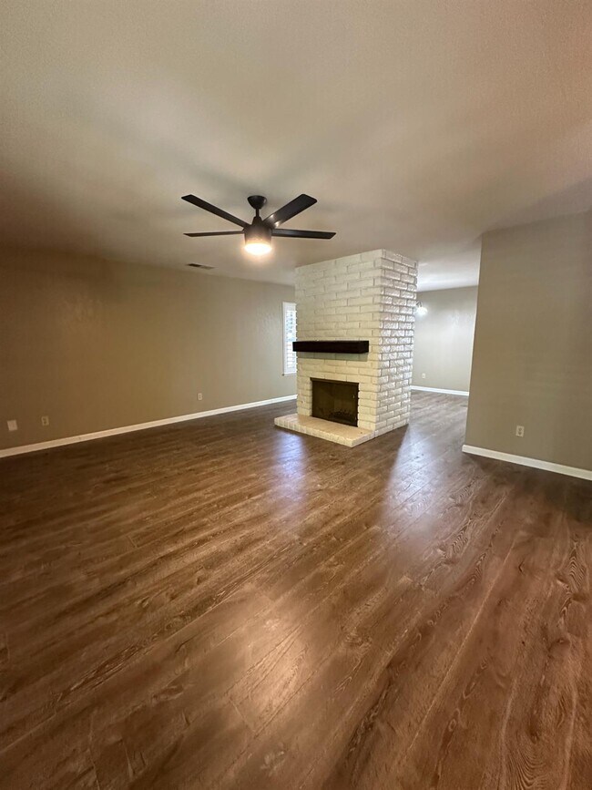 Building Photo - 5072 N Forkner Ave
