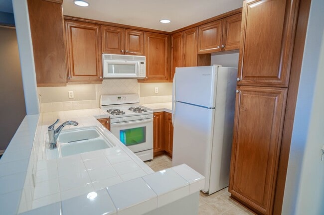 Building Photo - Charming 2-Bedroom Townhome with Community Amenities in Saugus!