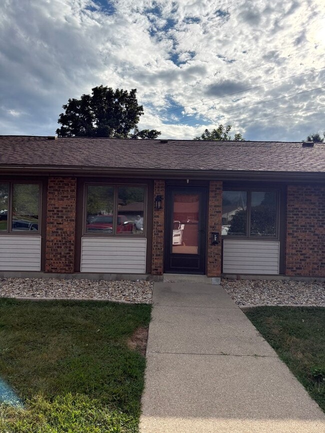 Building Photo - 603 N State St