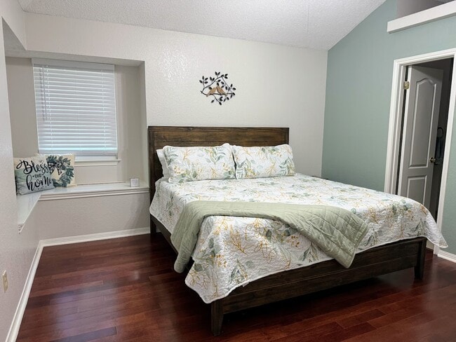 Building Photo - 105 Sky Country Dr