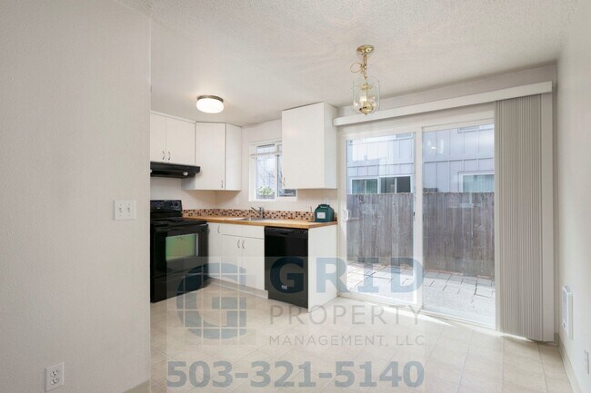 Building Photo - 2 Bedroom Apartment Available w/ Private Yard Space!