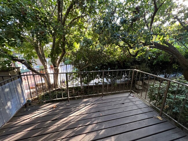 Foto del edificio - 7439 Woodman Ave