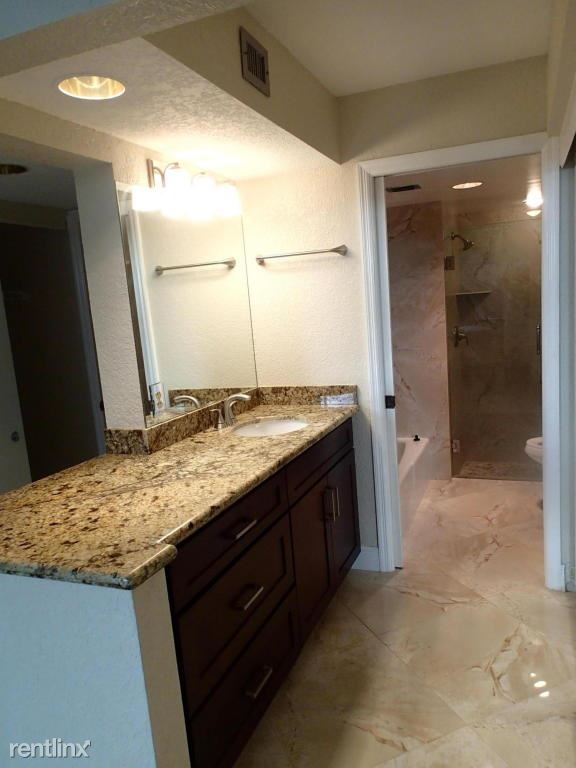 Building Photo - 115 Bay Colony Dr N