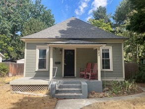 Building Photo - 904 N 16th St