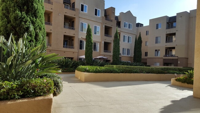 Villa vicenza complex - 3550 Lebon Dr