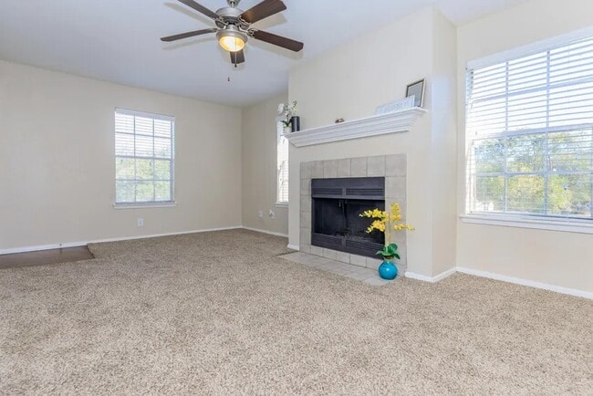 Foto del edificio - Elegant 2-Bedroom Near I-45 – Pets Welcome!