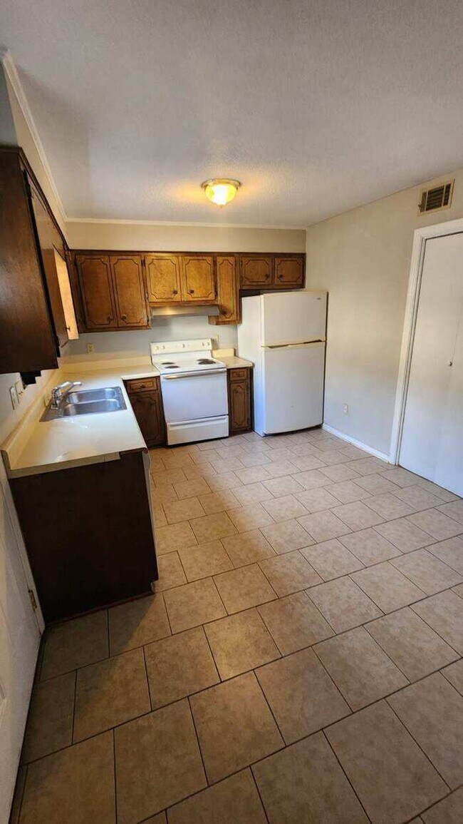 Foto del edificio - Townhouse featuring 2 bedrooms and 1 1/2 bathrooms in the heart of North Augusta!