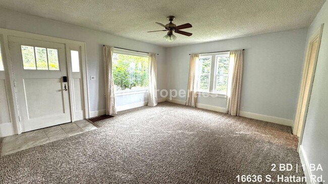 Foto del edificio - 2BD | 1BA Farmhouse with Garage, Shop, Sauna! - Oregon City