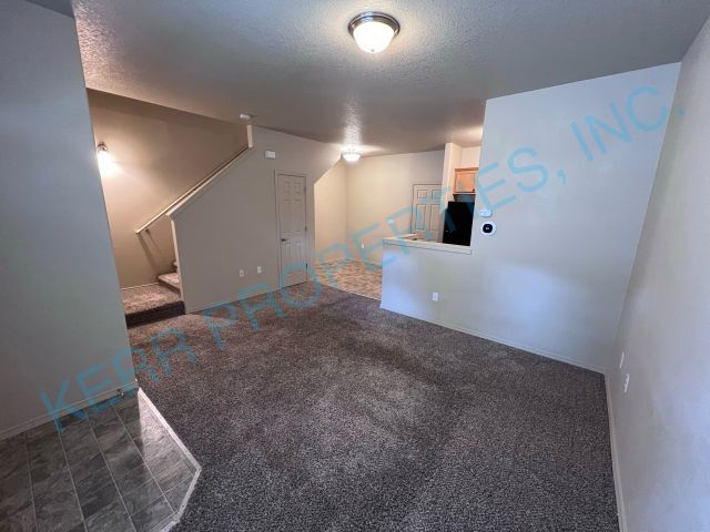 Foto del edificio - FREE RENT! Charming 3-Bedroom Townhouse in...