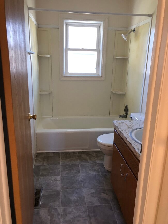 Building Photo - 2220 Chanticleer St