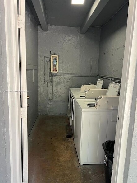 Photo - 4732 SW 33rd Ave Apartment