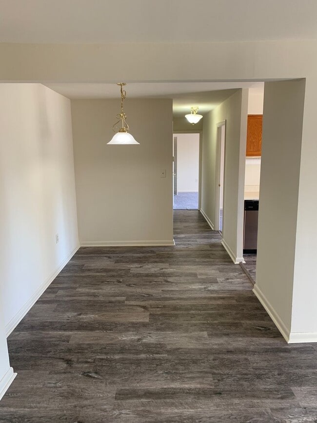 Building Photo - 2 Bedroom, 2 Bath Apartment, with Communit...