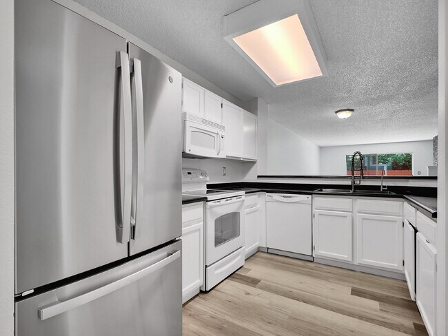 Foto del edificio - $2,395.00 2 bed, 2.5 bath townhome located...