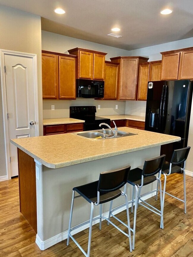 Building Photo - Immaculate 3 Bedroom 3 Bath Town Home in W...