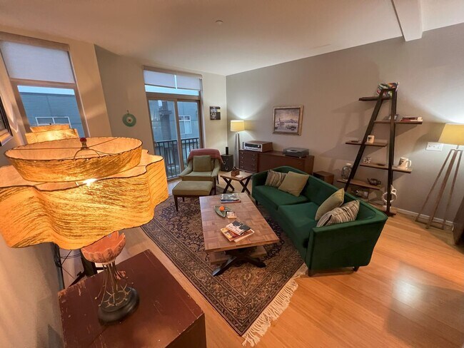 Building Photo - 2 Bedroom 2 Bath Tacoma Townhome
