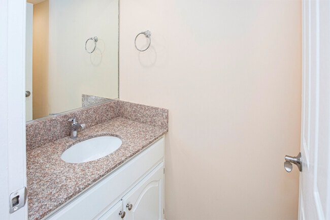 Building Photo - 605 Myrtle St