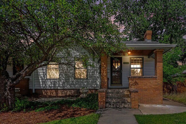 Foto del edificio - Charming University Neighborhood Home | 2 Bedrooms + Bonus Room