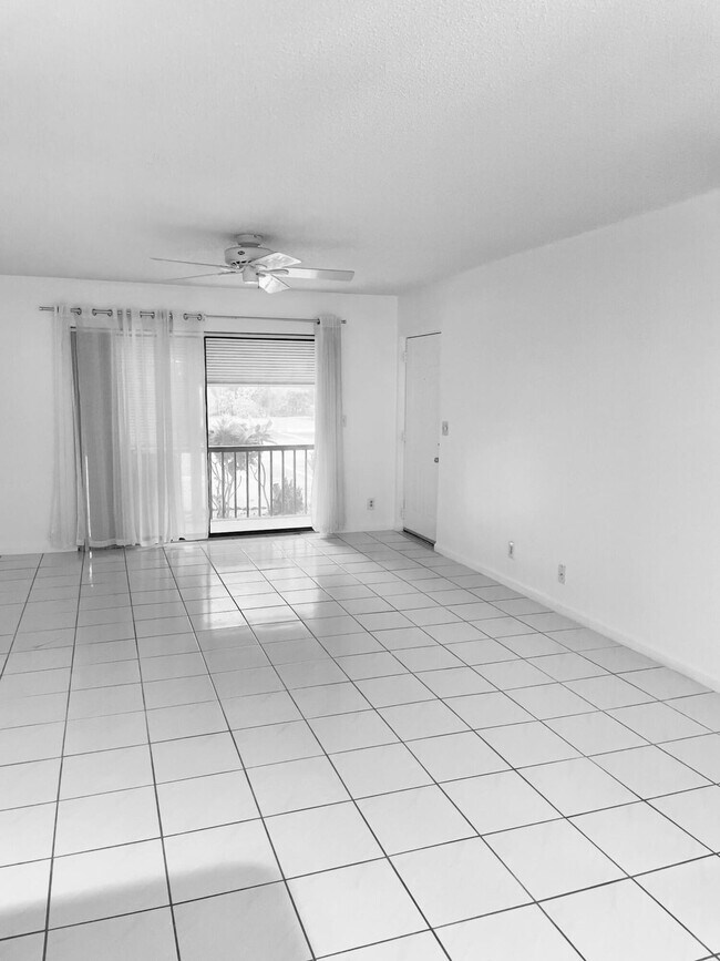 Foto del edificio - 9935 Pineapple Tree Dr