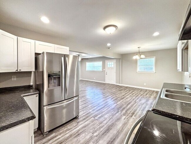 Foto del edificio - Charming 4-Bedroom Home with Fenced Yard a...