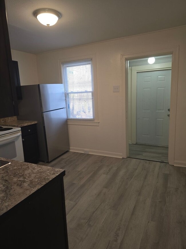 Photo - R- 903/905 Highland Dr Apartment