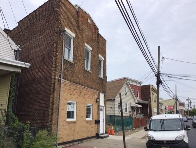 Building Photo - 688 State St