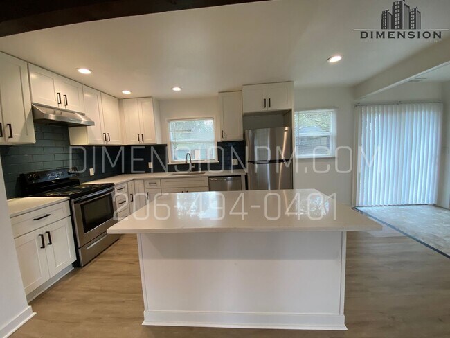 Foto del edificio - Fully  remodeled 3 bed, 1 bath house in Lakewood!