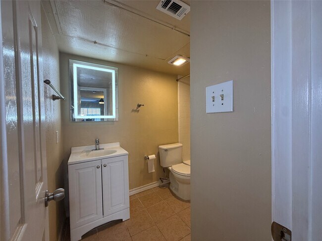 Foto del edificio - 2250 Bering Dr