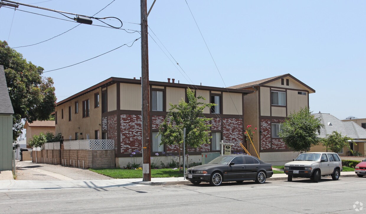Building Photo - 322 E Cedar Ave
