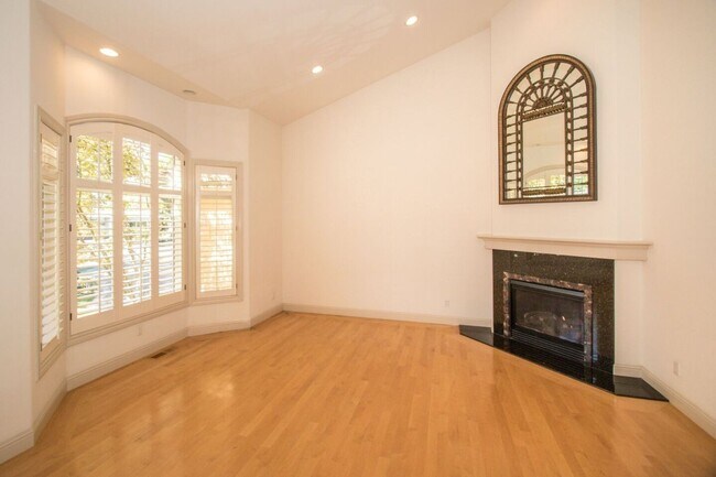 Foto del edificio - Spacious Executive Home in the Heart of Mi...