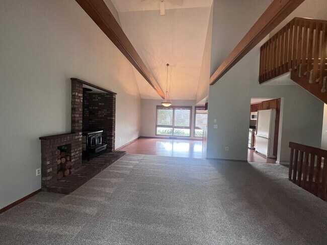 Foto del edificio - Four Bedroom Single Family Home in Forest Hills Schools!