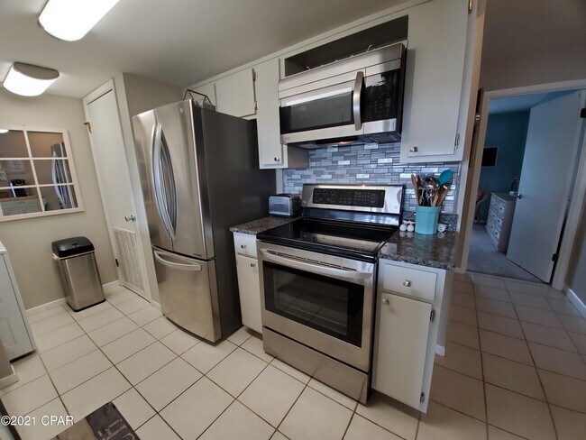Building Photo - 6909 N Lagoon Dr