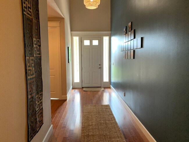 Building Photo - Stunning 3BD Washougal Home with Mt Hood View!  High End Finishes & Minutes from Downtown Camas!