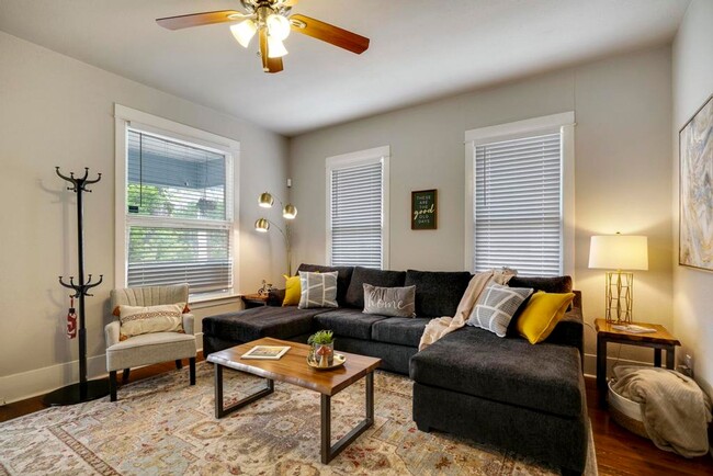 Building Photo - Fully Furnished 3 bedroom 2 bath  for 2 we...