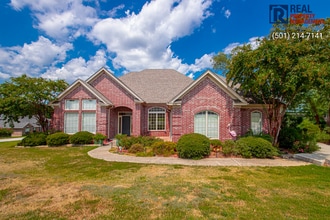 Building Photo - 4040 Robinwood Cir