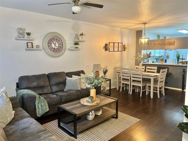 Foto del edificio - 2435 Lake Woodberry Cir