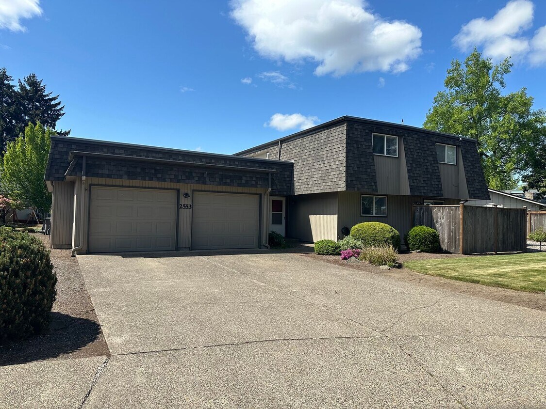 Foto principal - Beautifully updated 3 bedroom 1.5 bath dup...