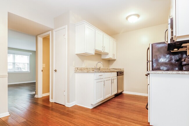 Building Photo - Gorgeous 2 Bedroom Townhome with Private B...