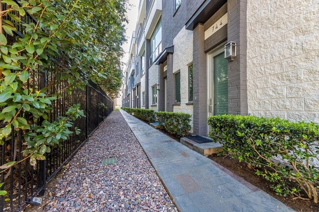 Building Photo - Luxury Move-In Ready 4 Level Townhome By Exall Park