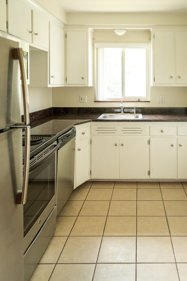 Updated Kitchen - Royal Oak Crossings at Gardenia